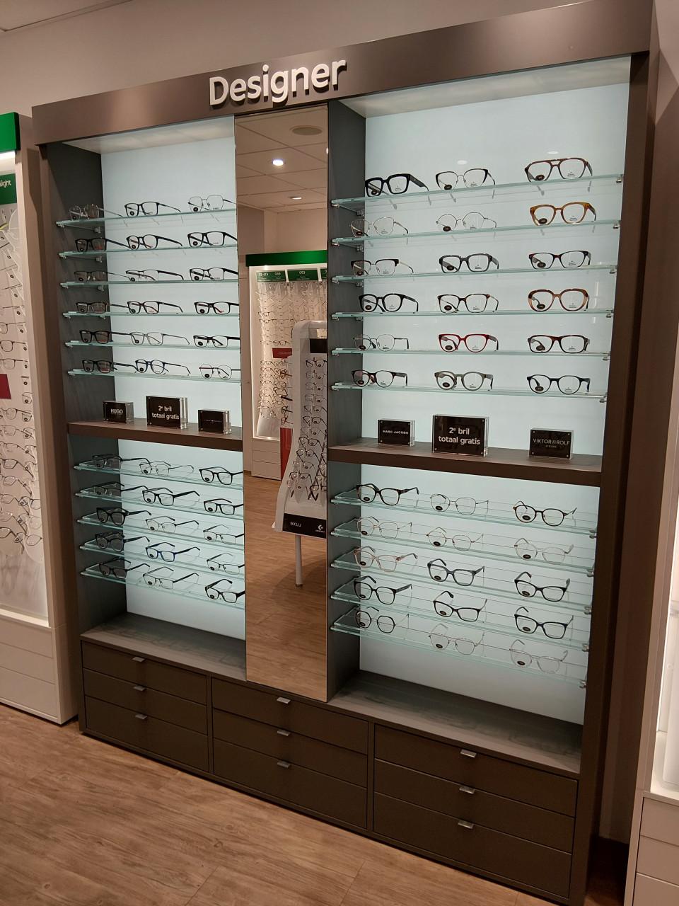 Winkelinrichting / lades / vitrinekast / brillenmolen