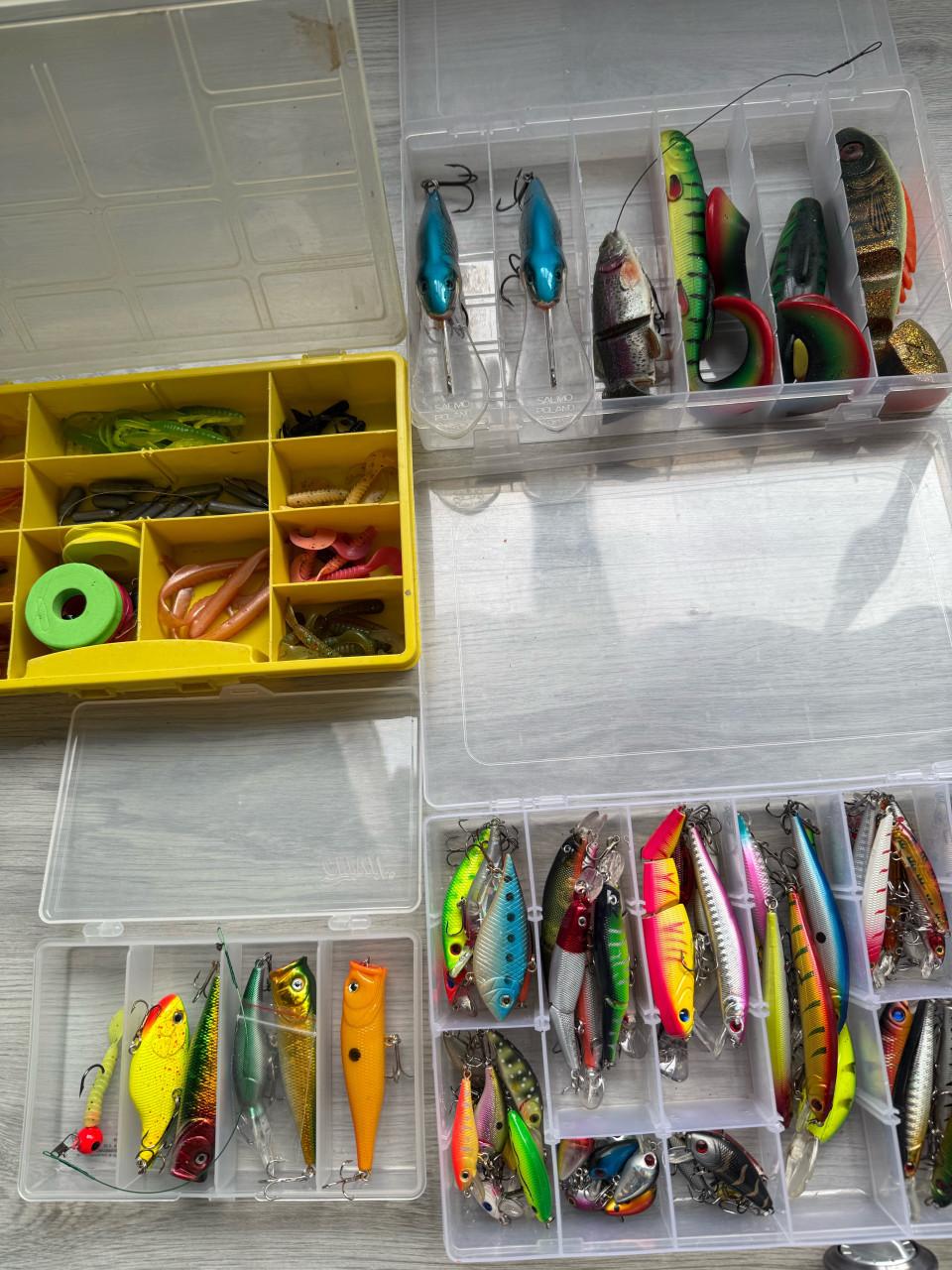 Complete vissers set - 6 hengels , 11 molens en toenehoren