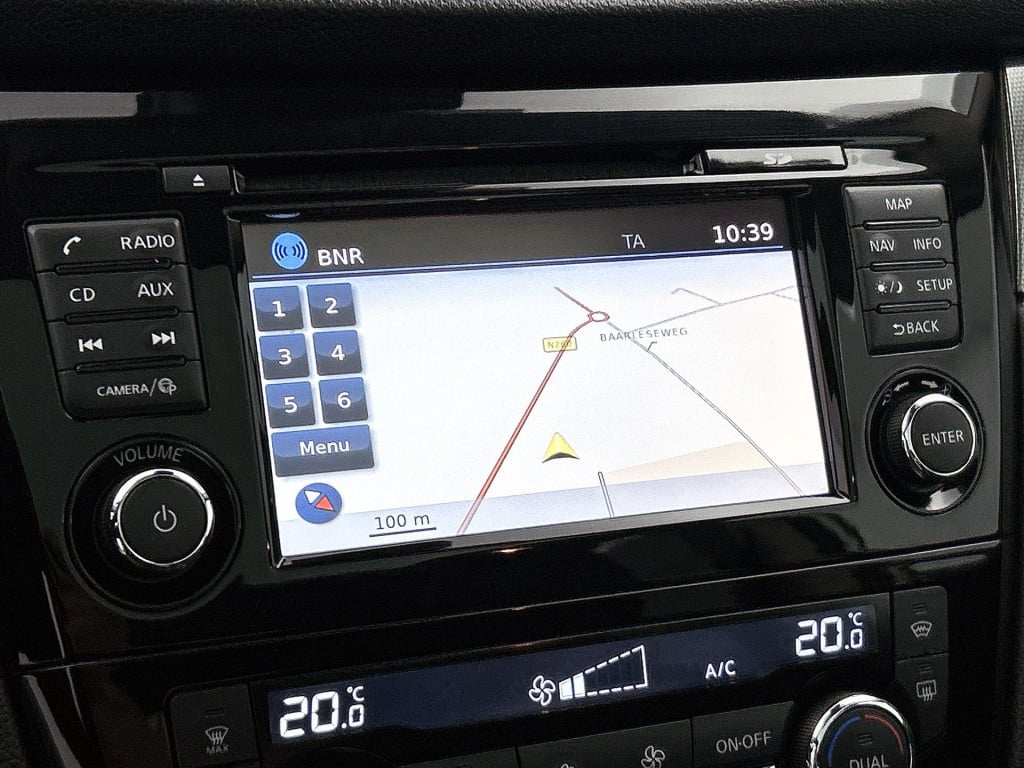 Nissan Qashqai 1.2 tekna | parkeer sensoren | lmv | panorama dak | navigati