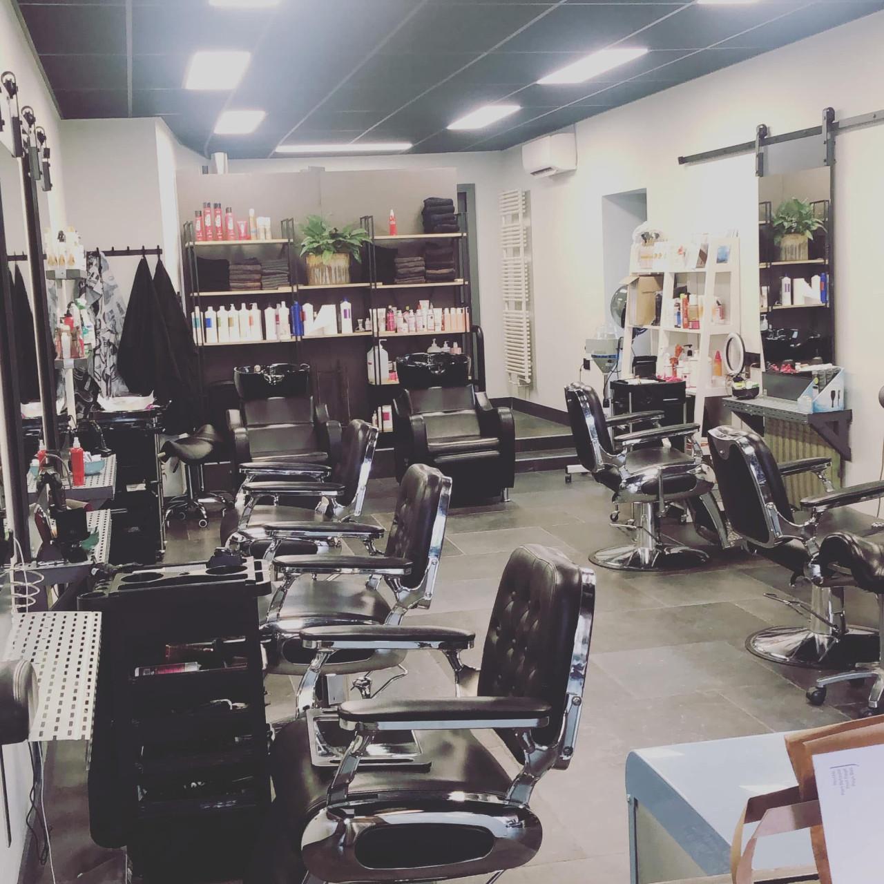 TE HUUR  Kapsalon met 2 stoelhuurders