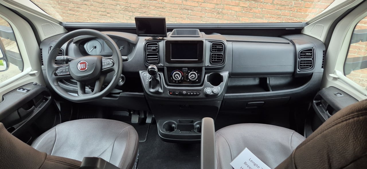 Luxe, jonge 4-persooncampers te huur met automatische versnelling!