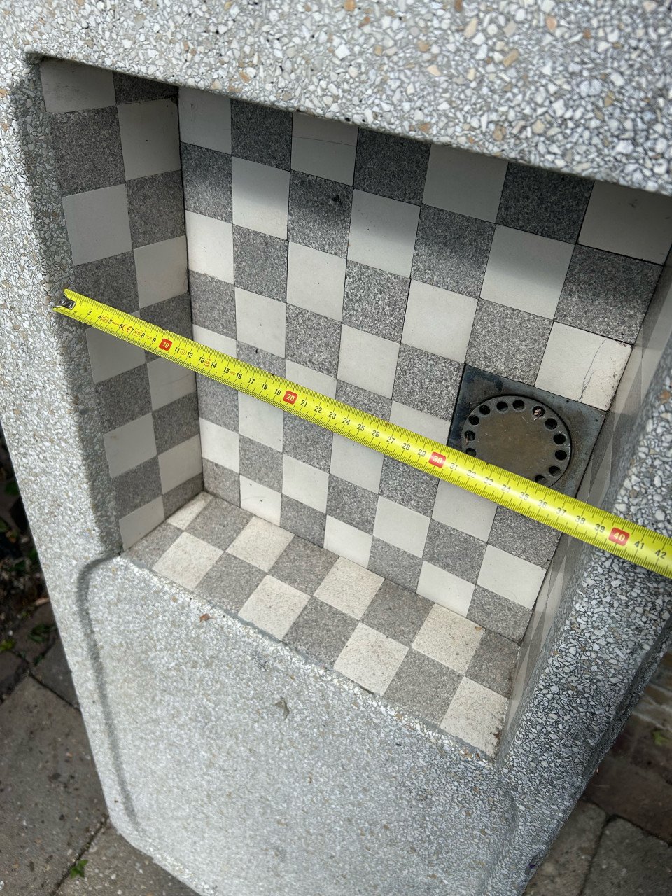 Te koop: Oud betonnen aanrechtblad met betegelde spoelbak (retro/vintage)