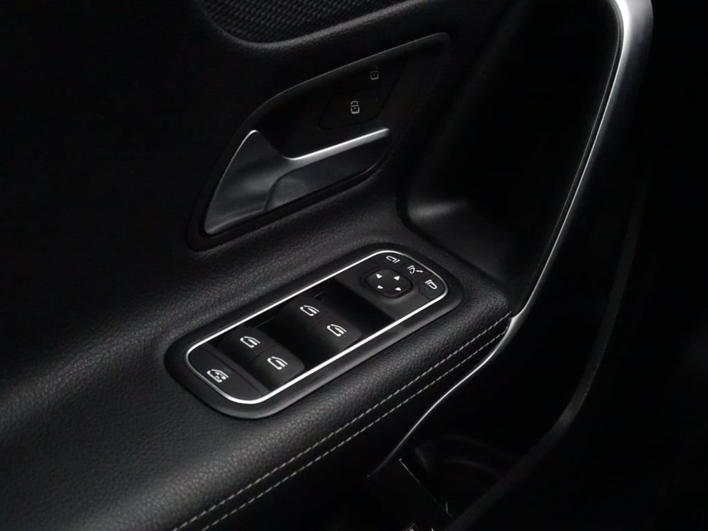 Mercedes-Benz A-Klasse 200 advantage | pano | 18" | led