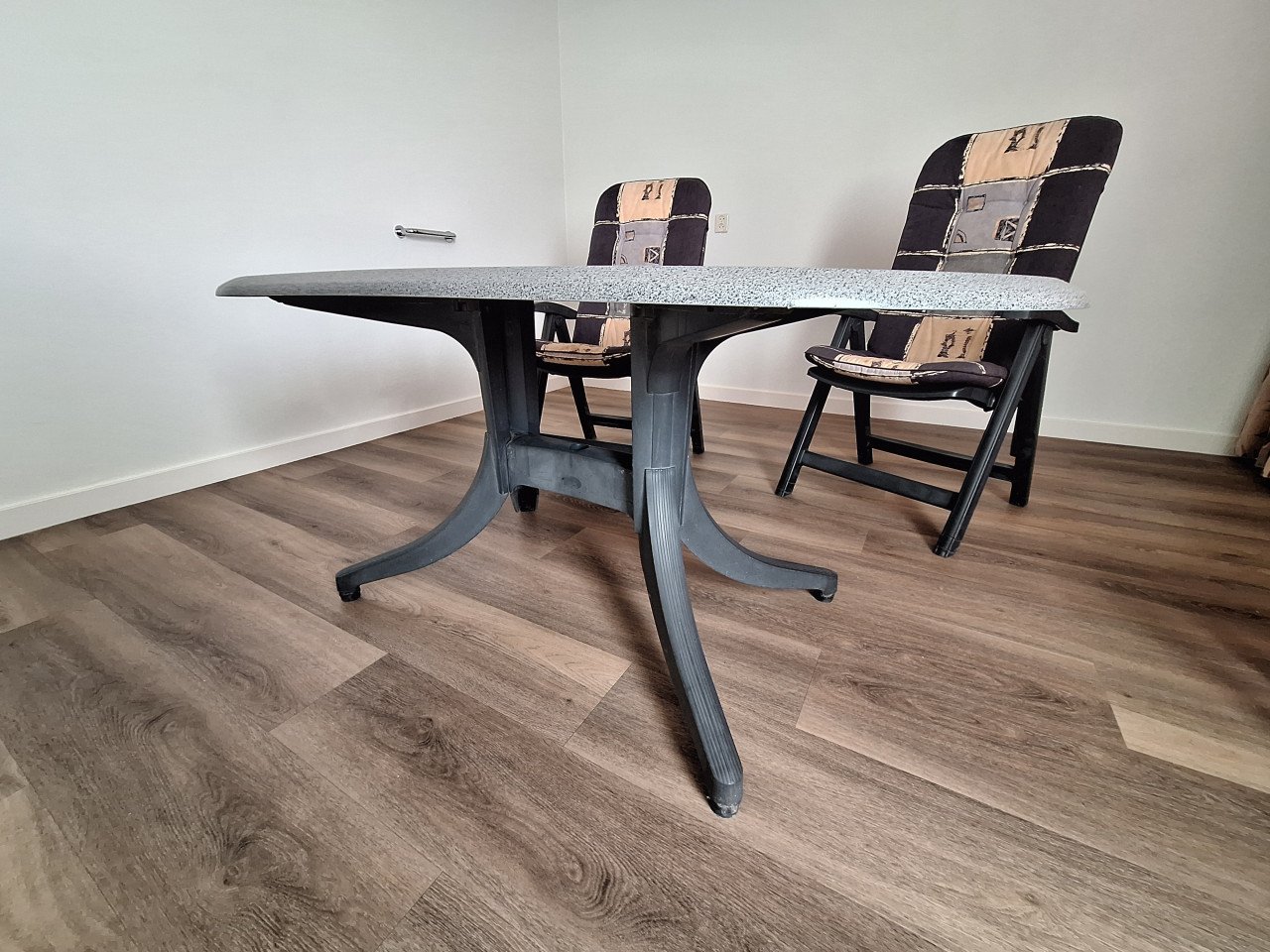 Tuinstoelen met ovale tafel