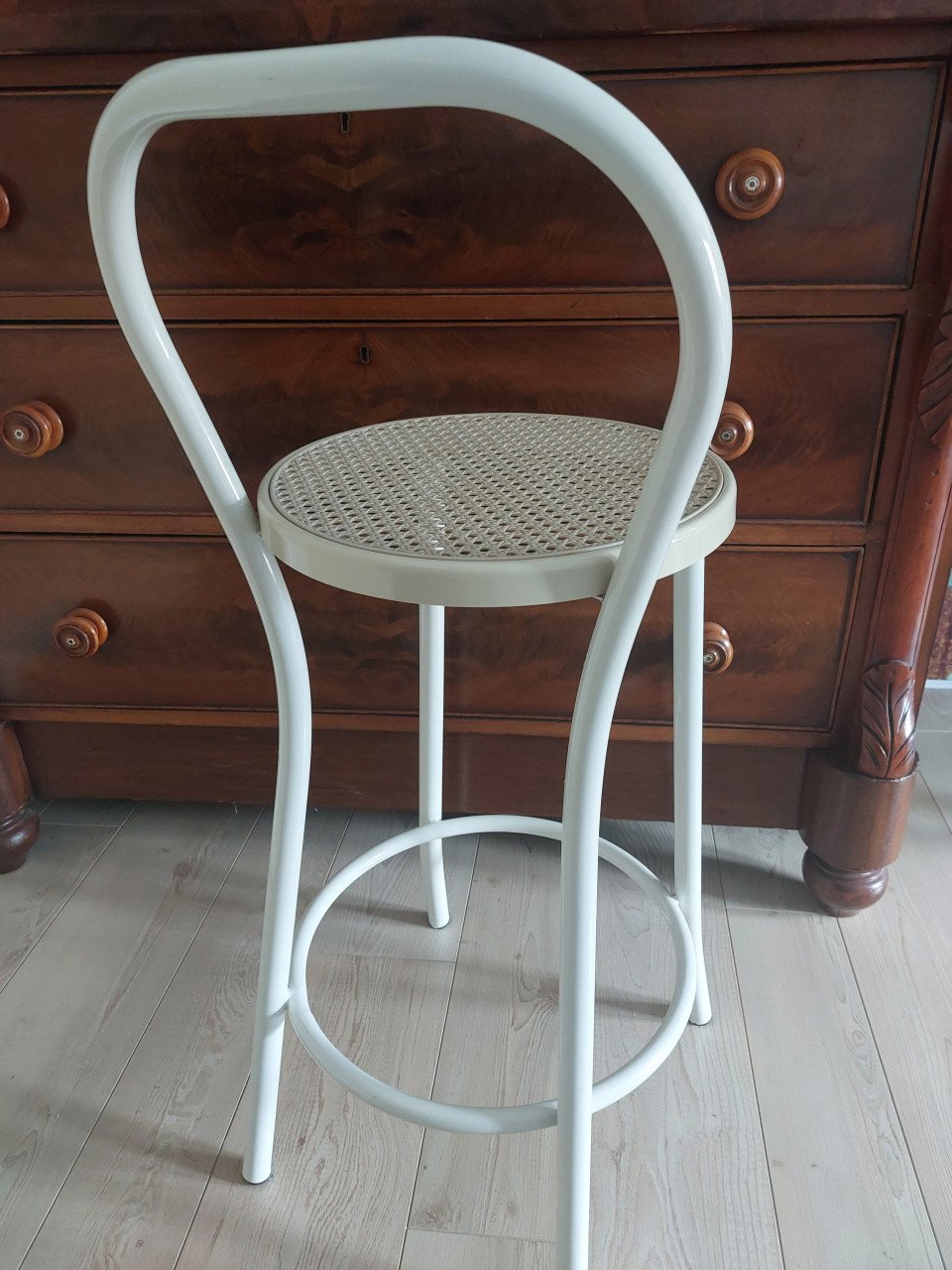Witte kruk met rotan zitting i.z.g.st.