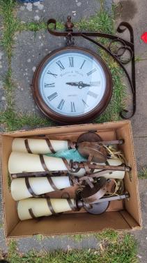 Wandlampen en wandklok