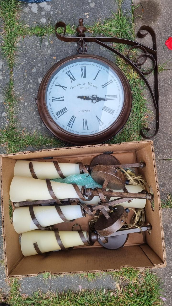 Wandlampen en wandklok