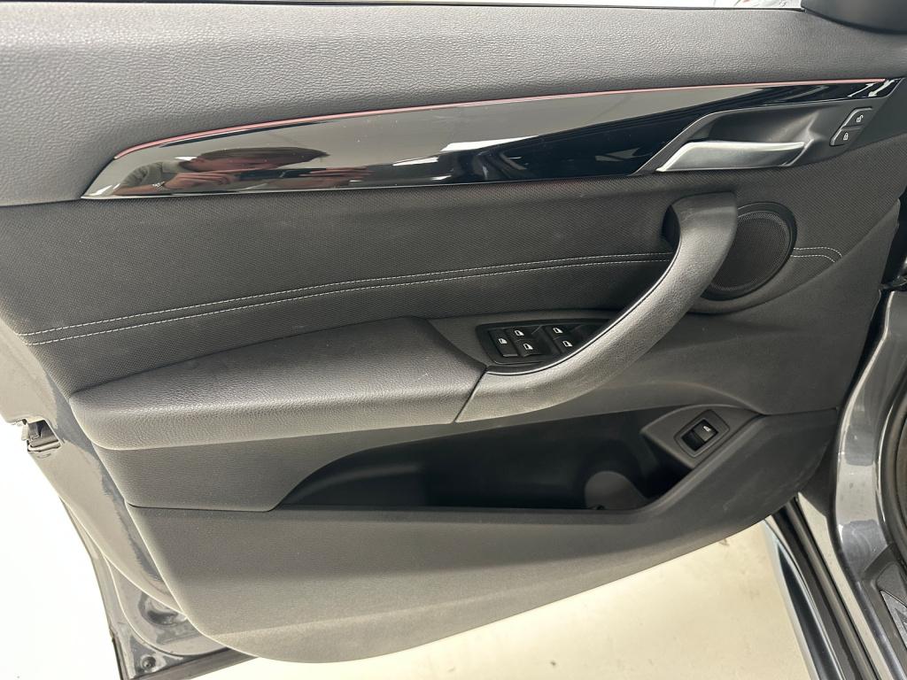 BMW X1 sdrive20i sport line | trekhaak | head-up-display | stoelverwarming 