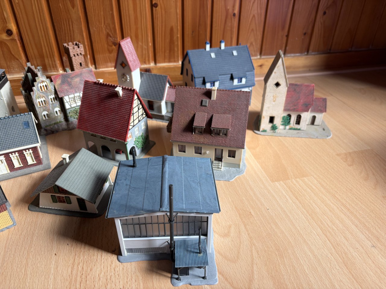 Huisjes voor modelspoor H0 set paars