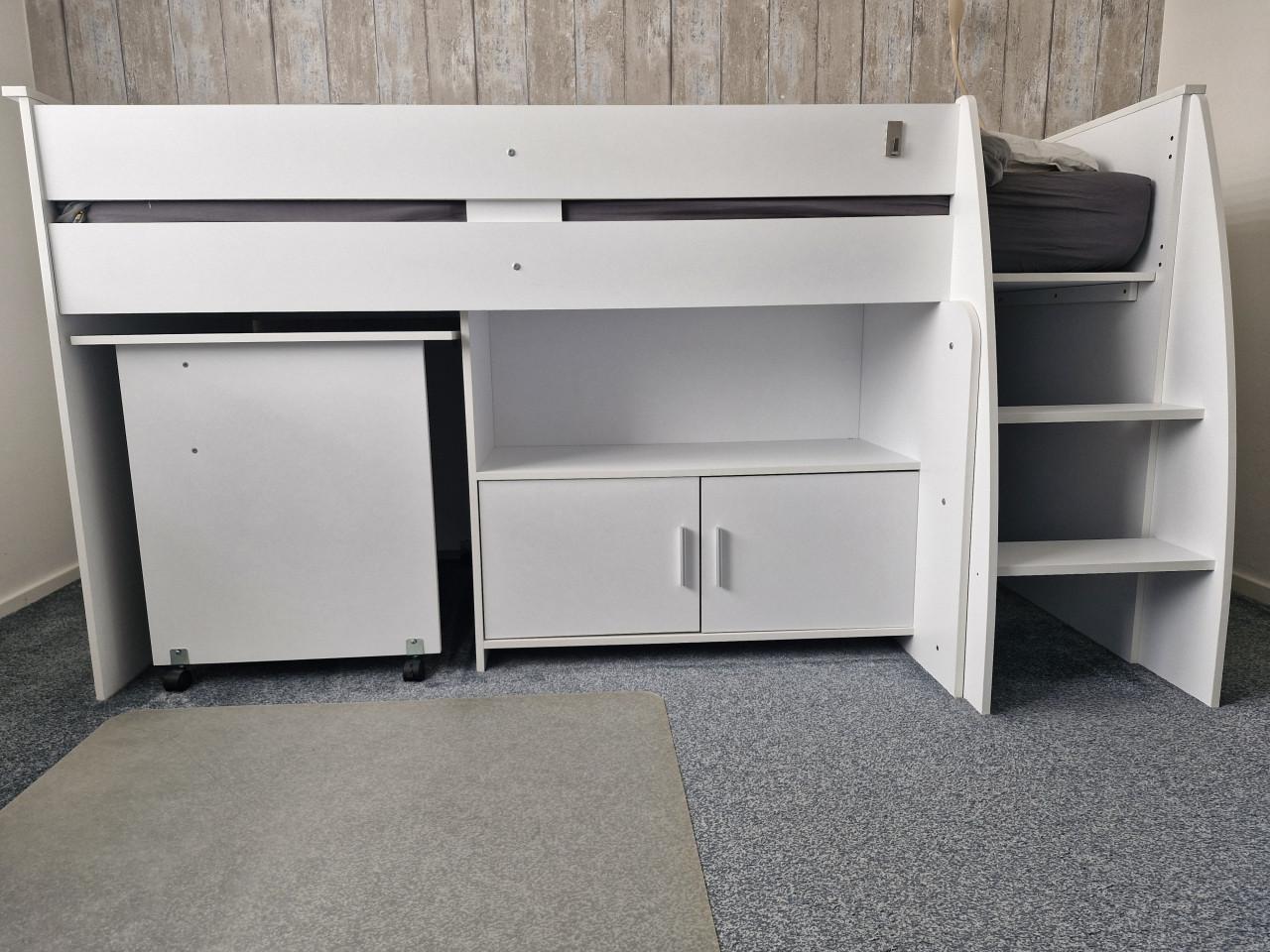 Half-hoogslaper inclusief bureau