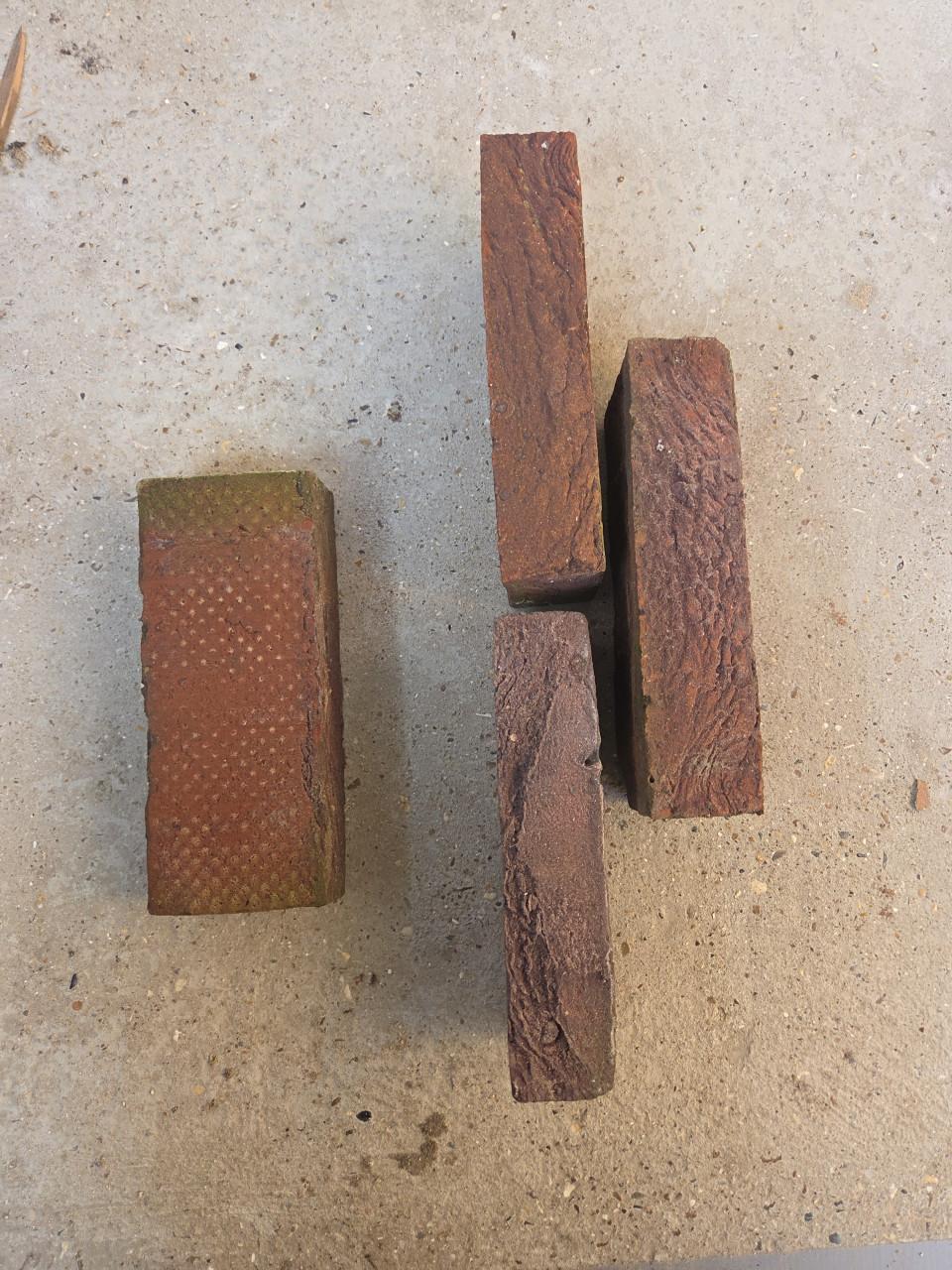 Te koop: ca. 250 nieuwe gebakken sierstenen