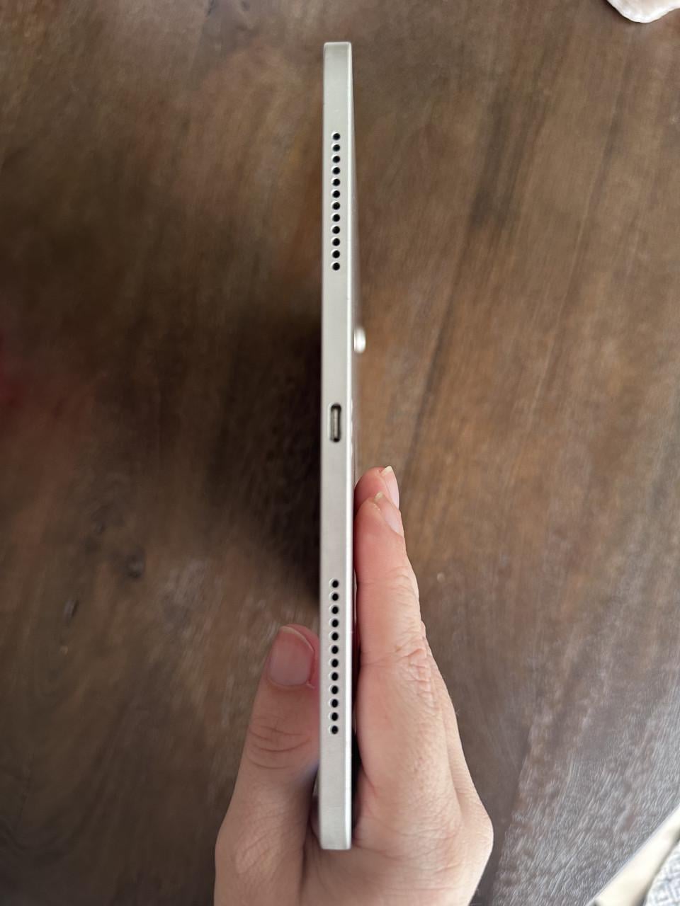 Nieuwstaat Apple iPad Air (5e generatie) Wi-Fi 256GB starlight