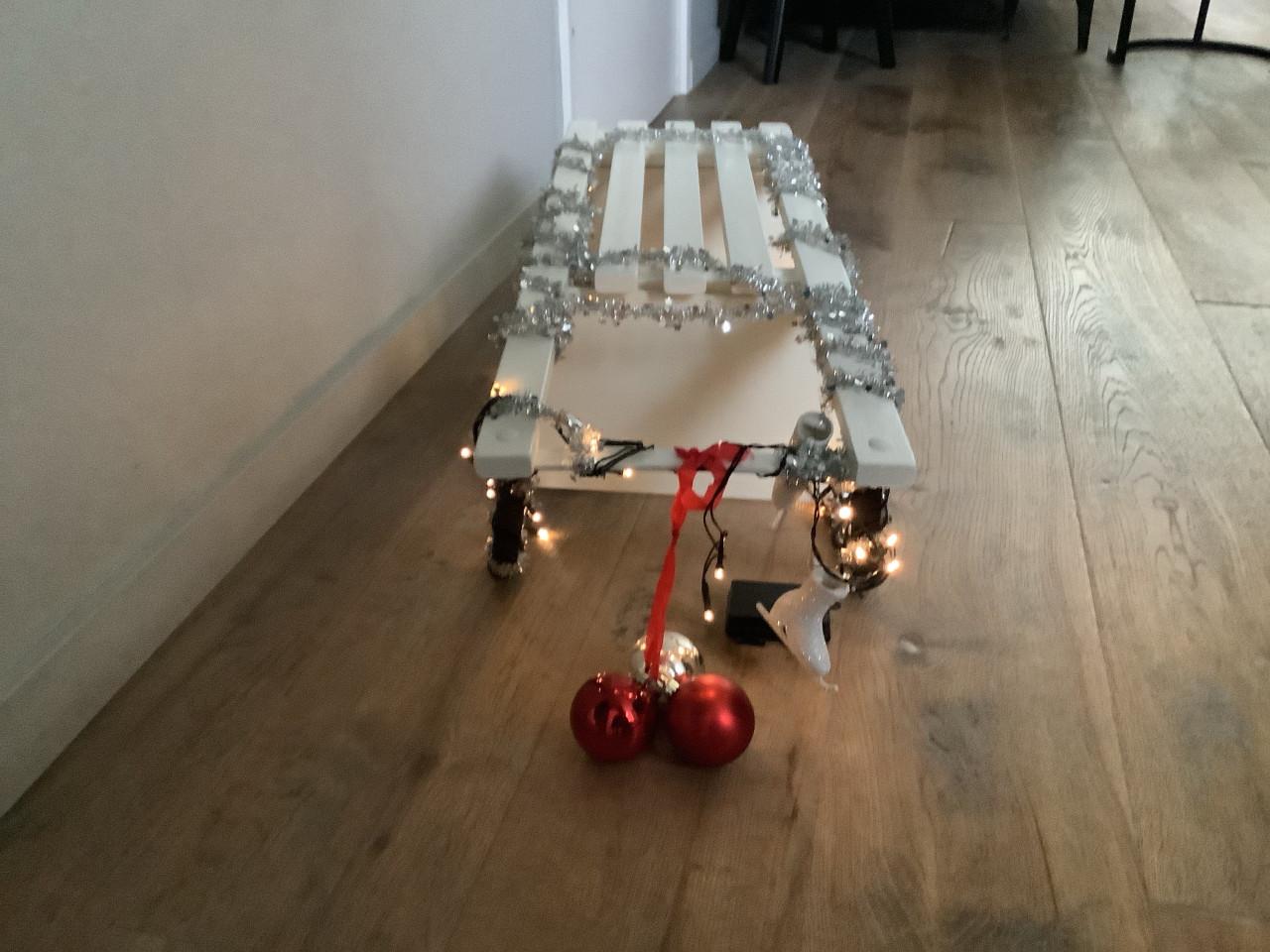 Arreslee met kerstversiering