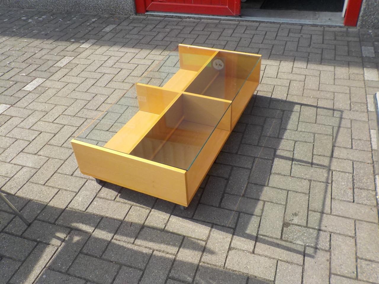 Mooie kwaliteit beuken salontafel met glazenblad erop in zeer goede staat