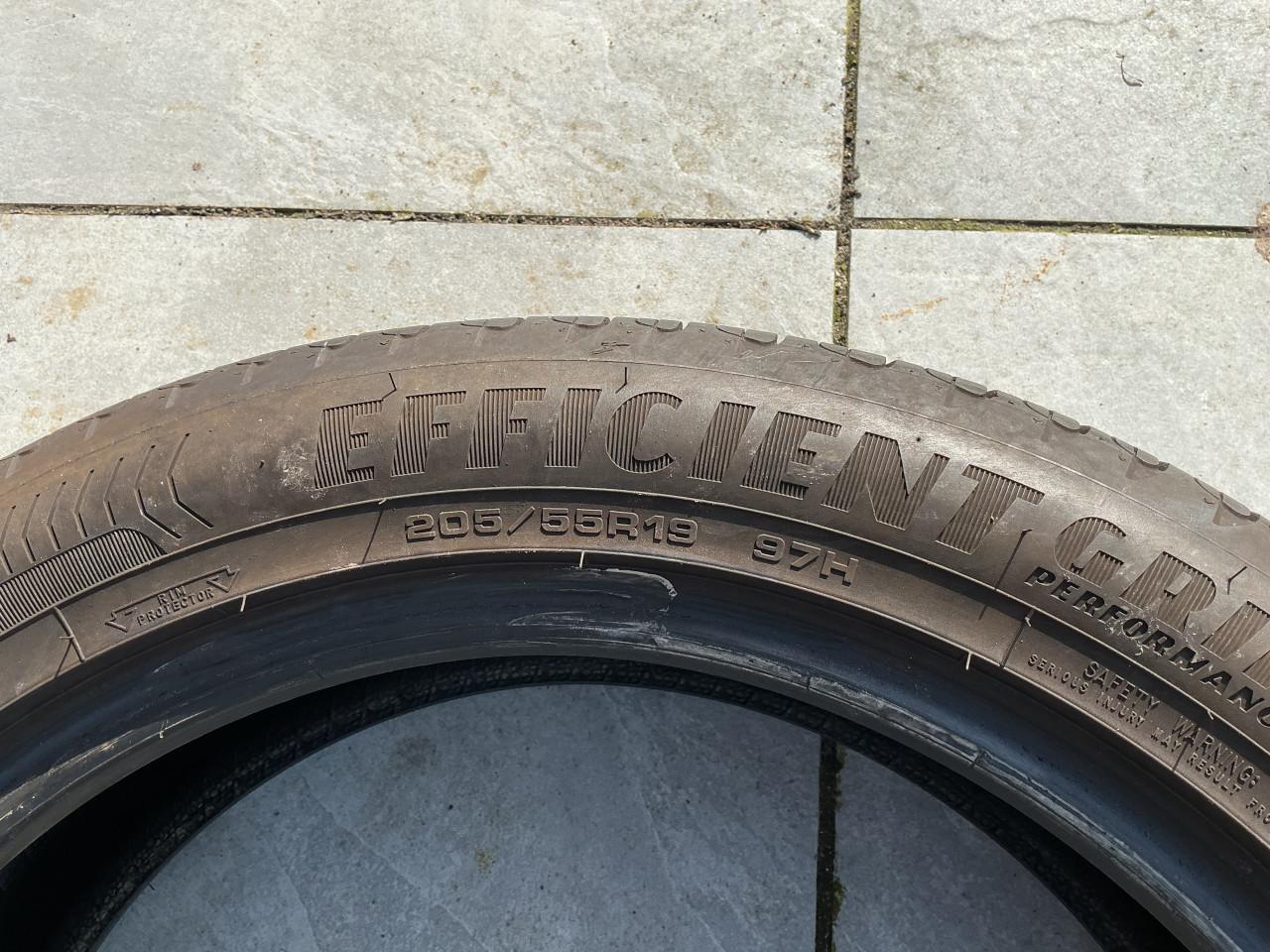 2 Autobanden Goodyear Efficiënt Grip