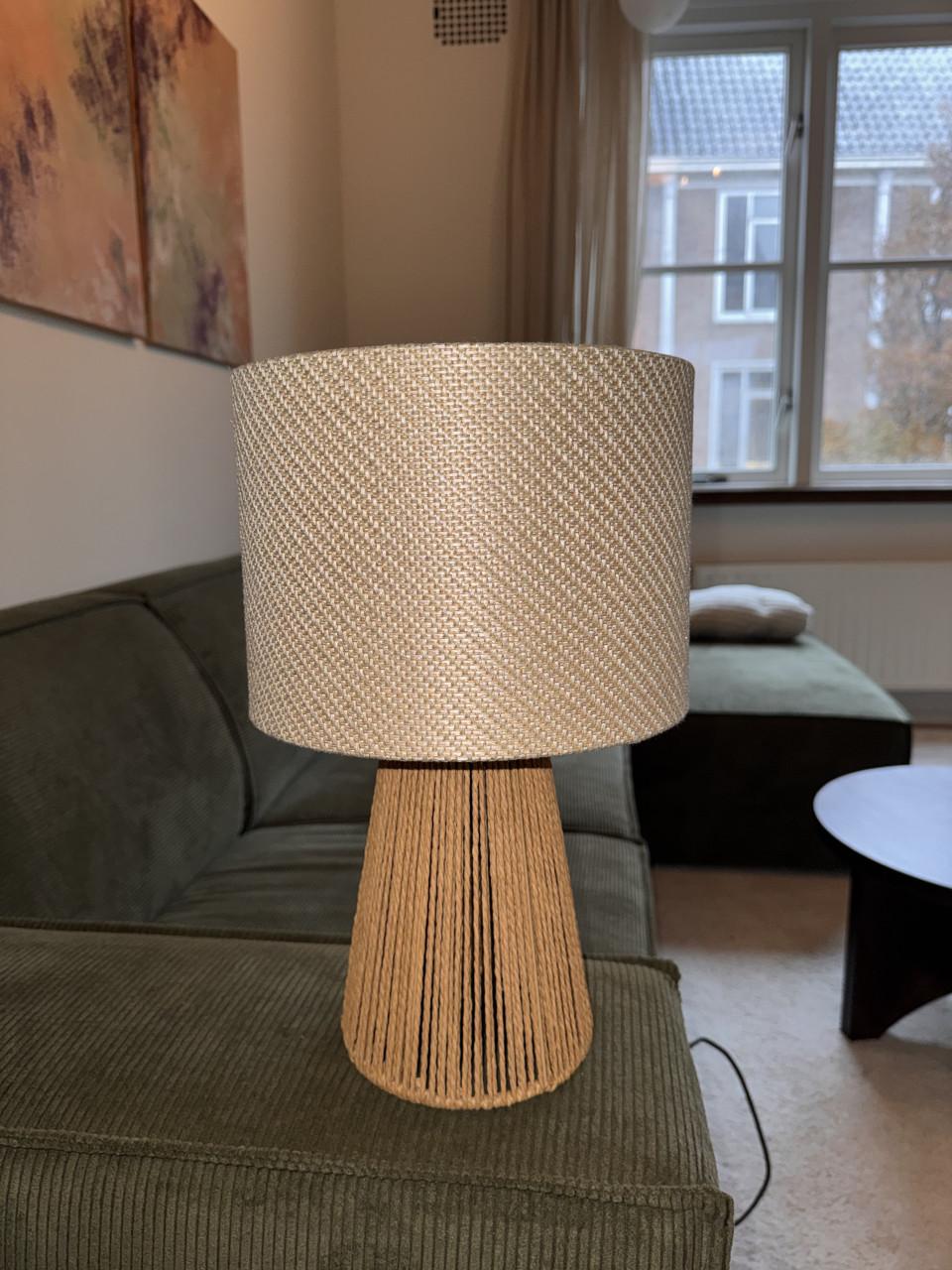 Leuke sfeervolle stalamp met rotan voet