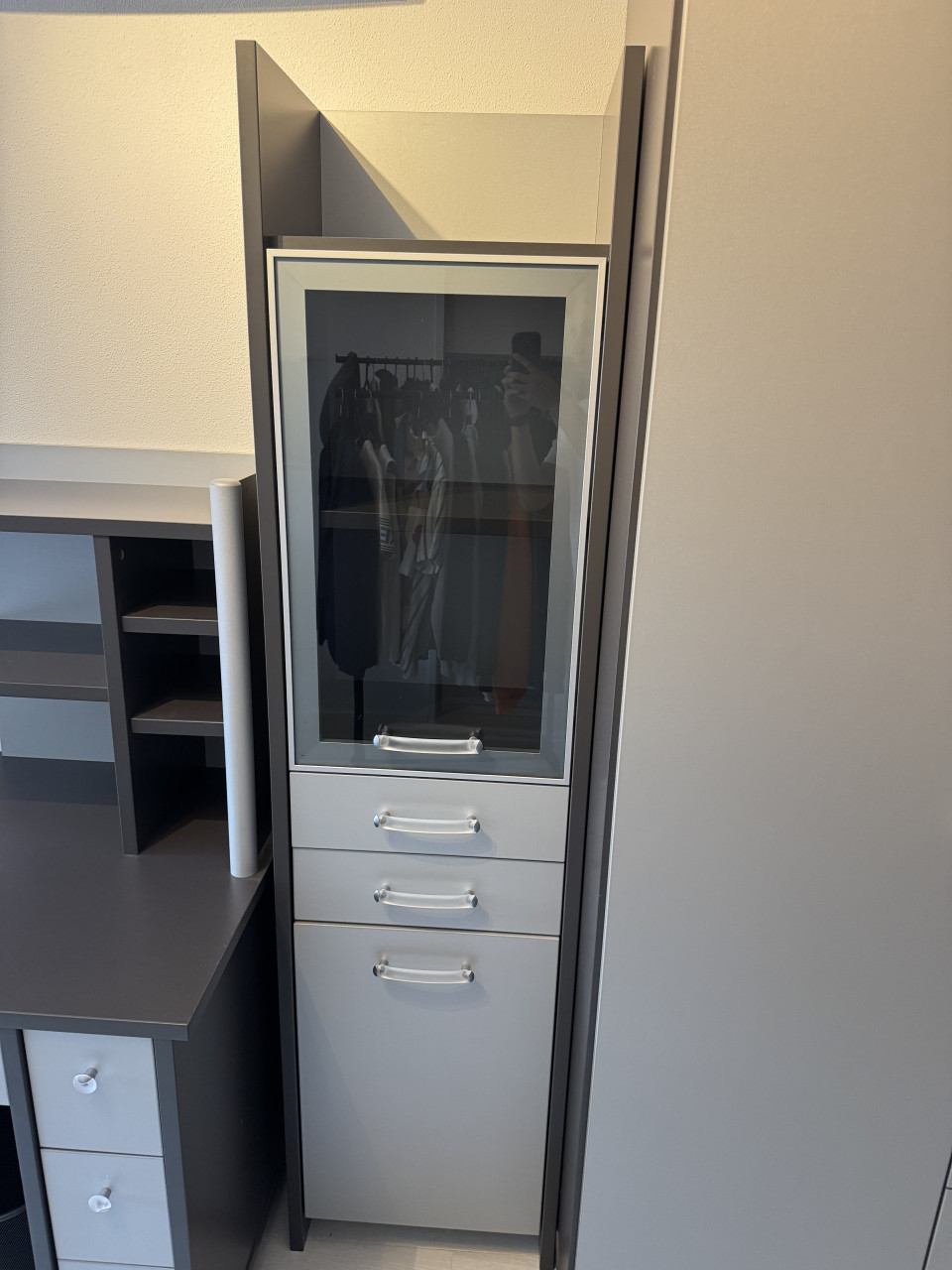 Tienerkamer meubels grijs te koop (Bureau, kledingkast, glazenkast, 2x kast