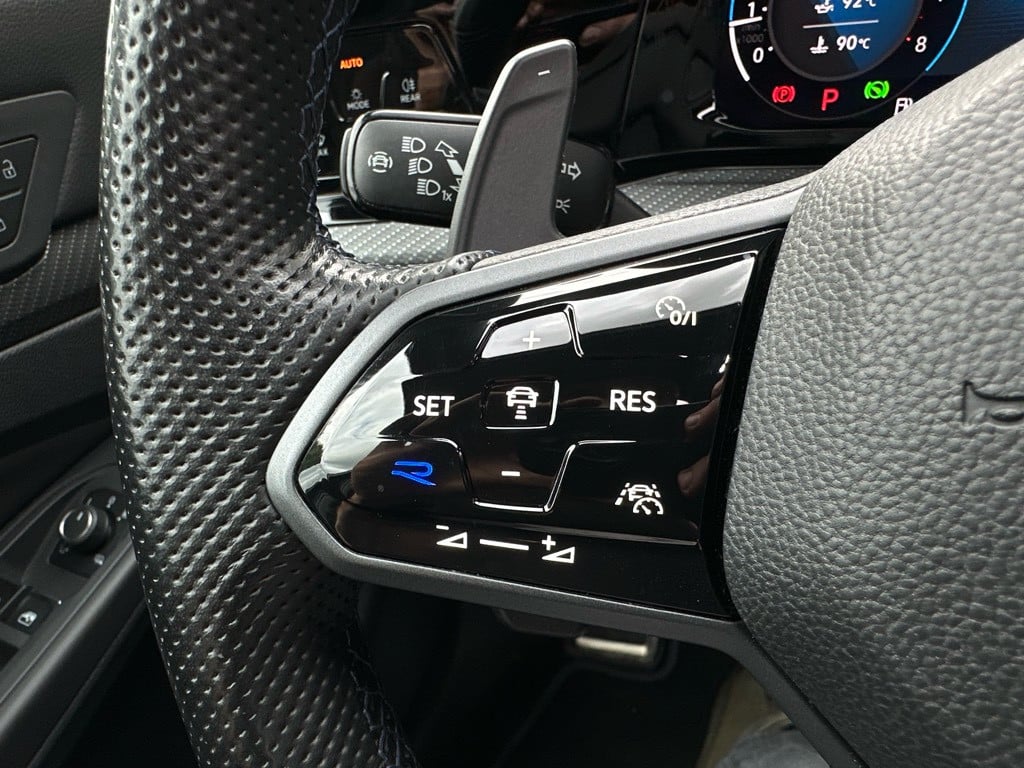 Volkswagen Golf 2.0 tsi r 4motion // panoramadak // akrapovic