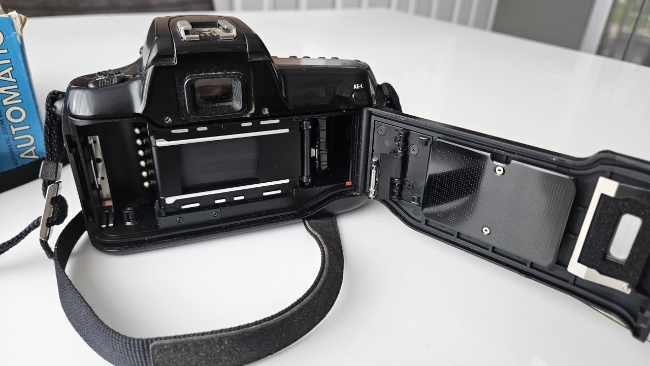 Nikon F50 analoge camera met lens + flitser + filmrolletje