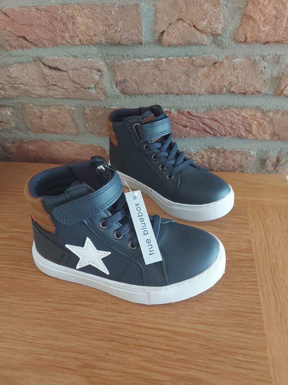 Splinternieuwe sneakers (met kaartje eraan) | vaste prijs: €10,-