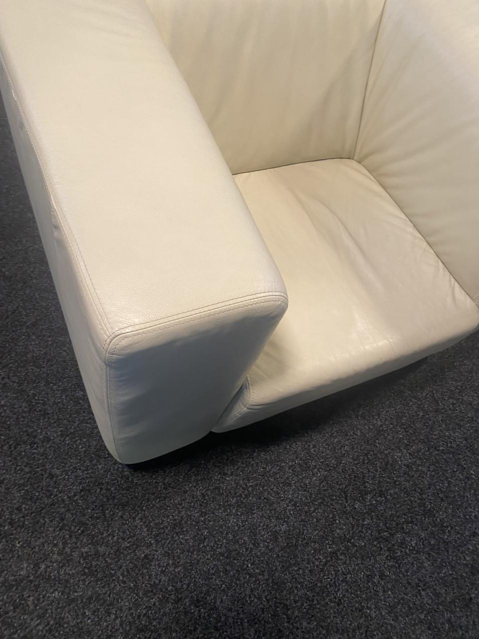 2x lederen 'clubfauteuil' wit leder - 100x80 cm