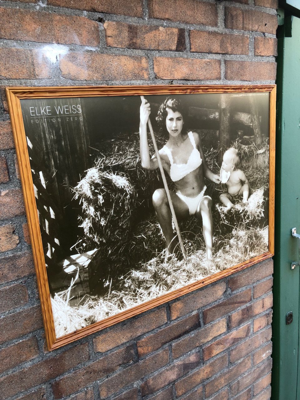 Zwart/wit foto ingelijst achter ontspiegeld glas.
