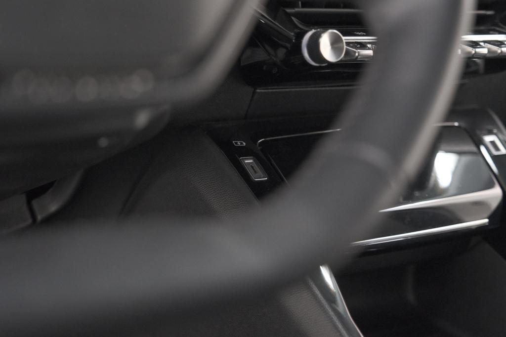 Peugeot 208 puretech 100 eat8 allure | camera | navigatie | apple carplay |