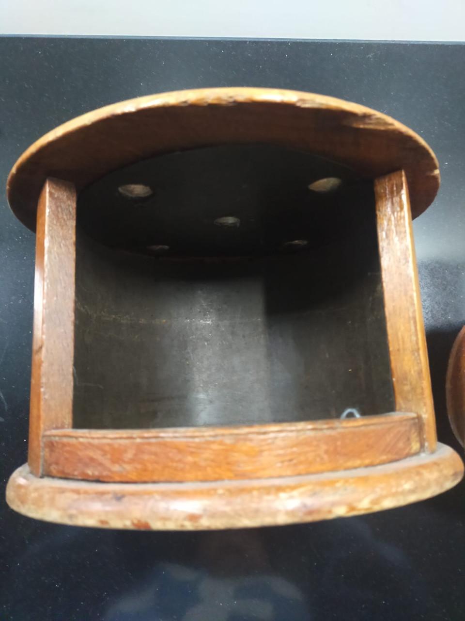 Antieke ronde voetenstoof met aardewerk schaaltje