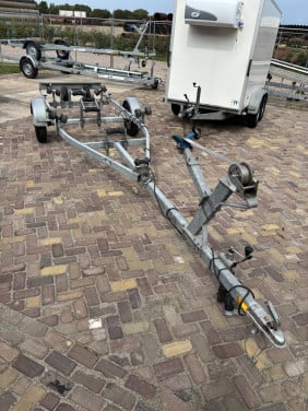 Kalf enkelas boottrailer ongeremd kantelbaar 5m 750kg met onderhoudsbeurt