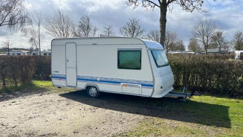 Adria caravan 5004 (met grote voortent)