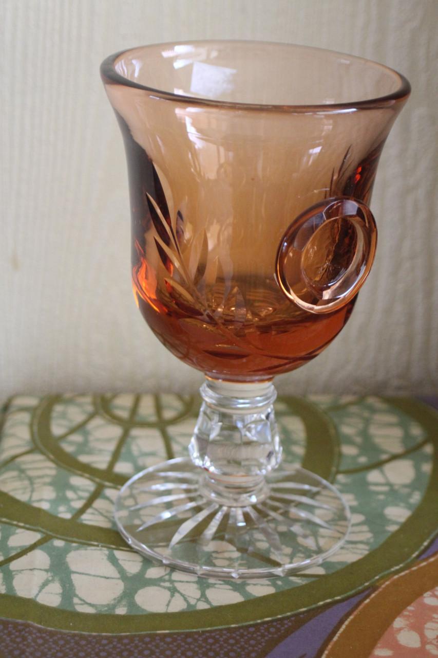 Zalmkleurig bewerkt glas