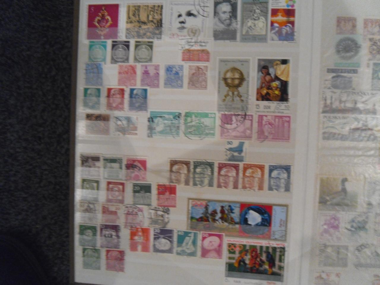 POSTZEGELS + BOEK VAN DIV LANDEN