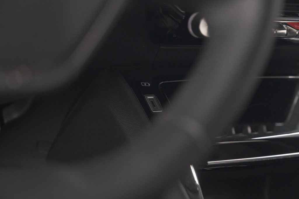 Peugeot E-2008 ev allure pack 50 kwh | 3 fase laadfunctie | camera | naviga