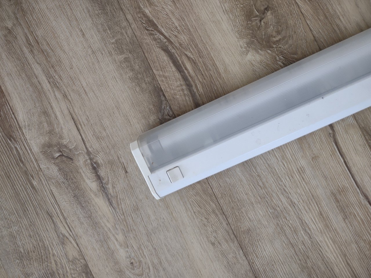 Mooie witte lichtbalk met knopje. Schuurlamp, werklamp wit.