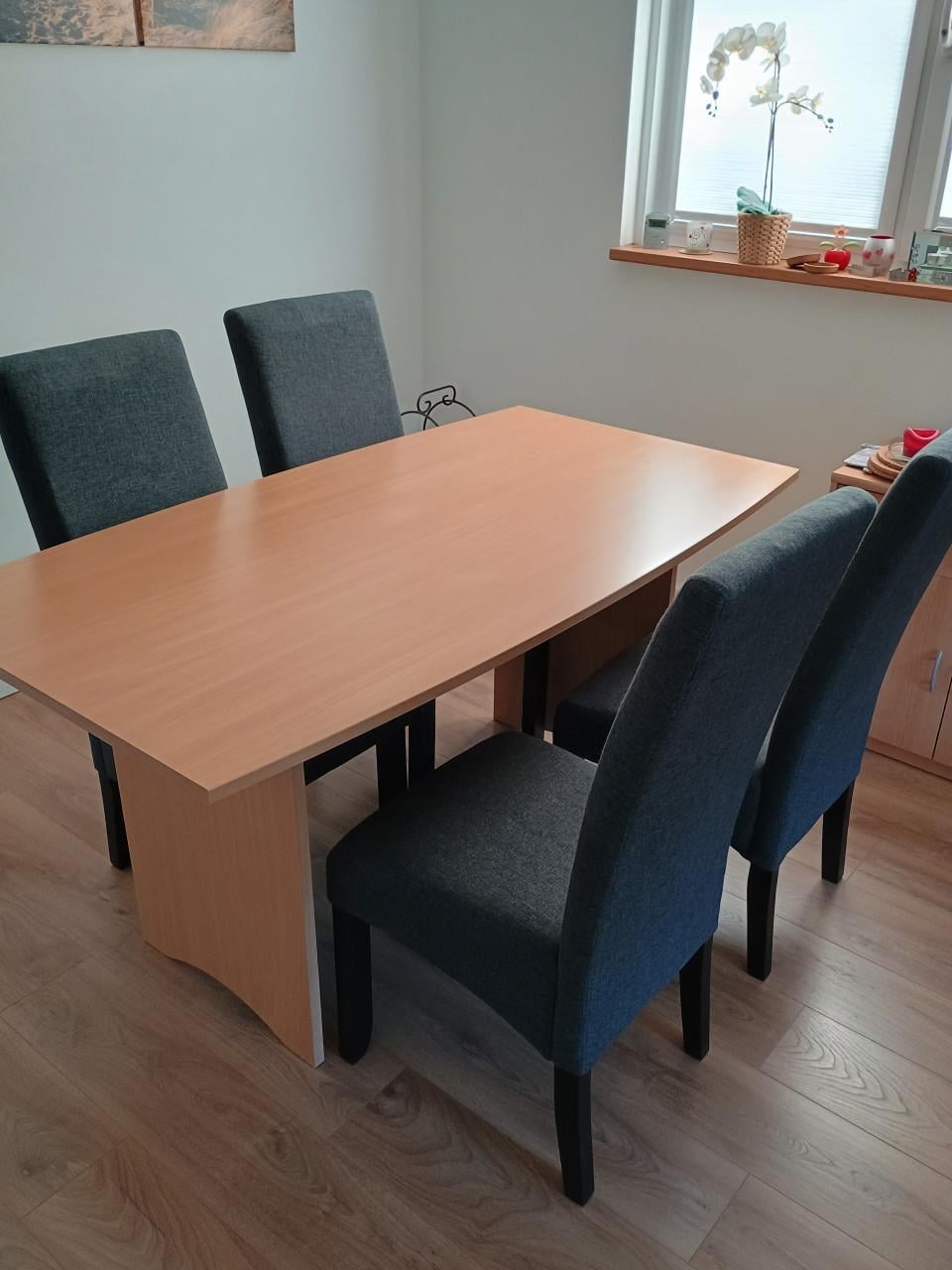 Te koop: eetkamertafel met 4 stoelen