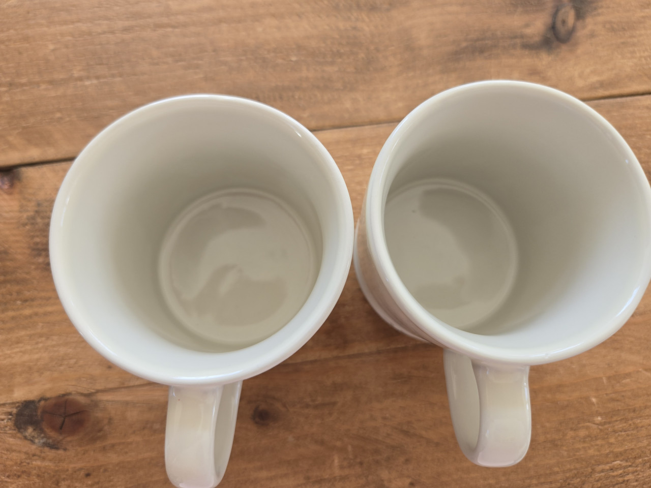 Twee koffiebekers/mokjes Le Creuset beige/gebroken wit