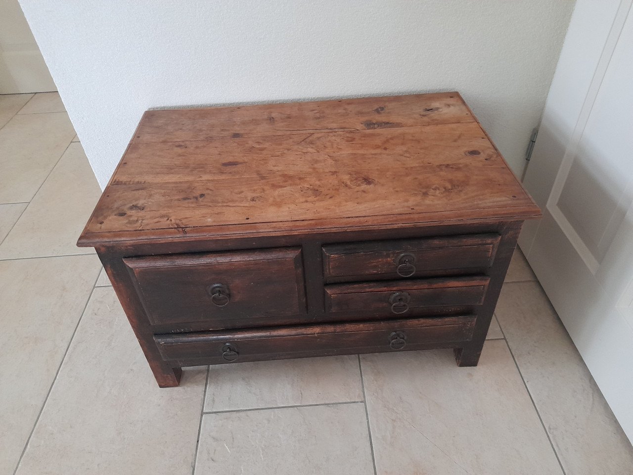 Antiek kastjee  72 x 45 x 44H ( in goede staat )