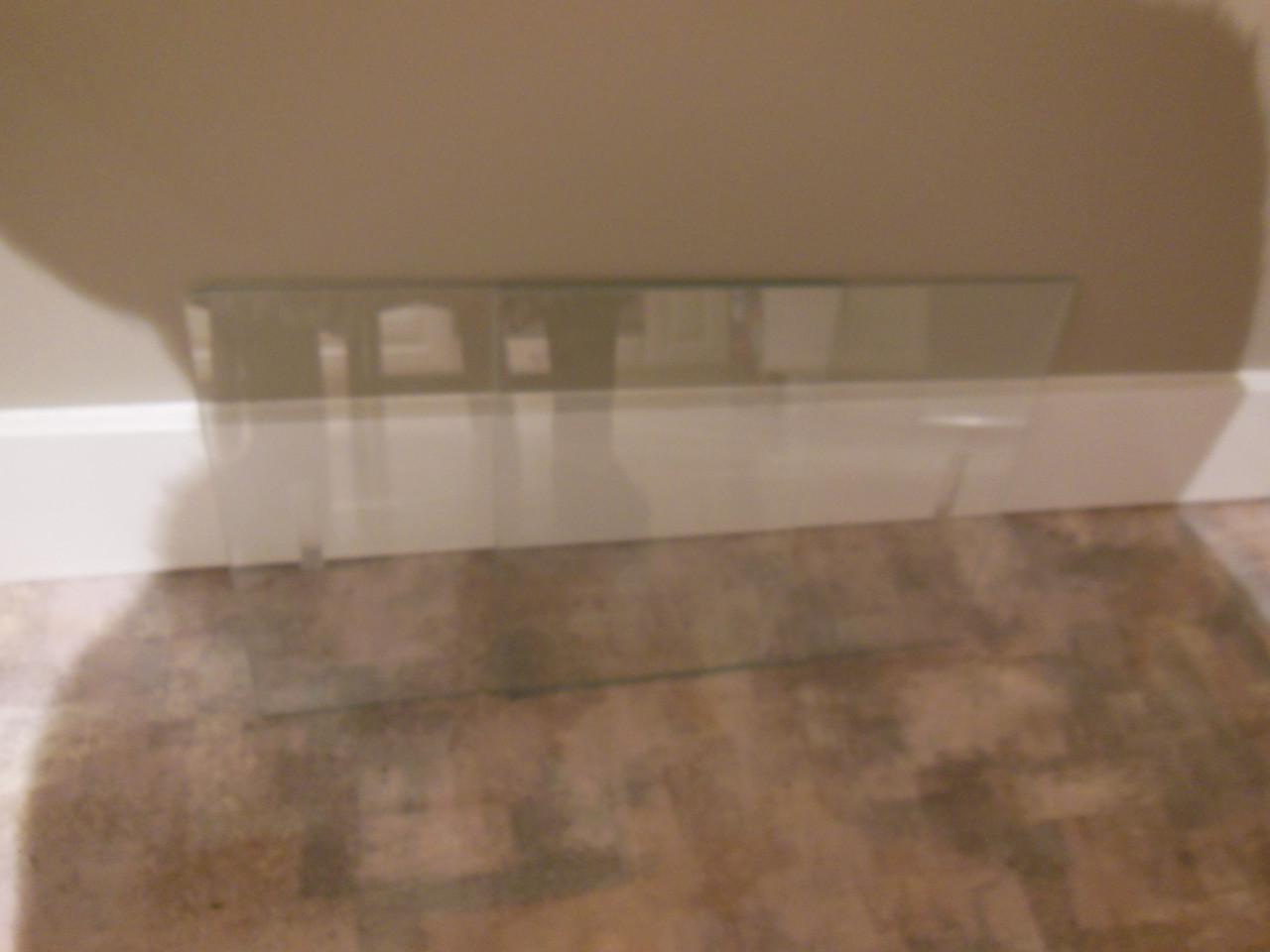 Twee glazen deurtjes van ouderwets Theedressoir