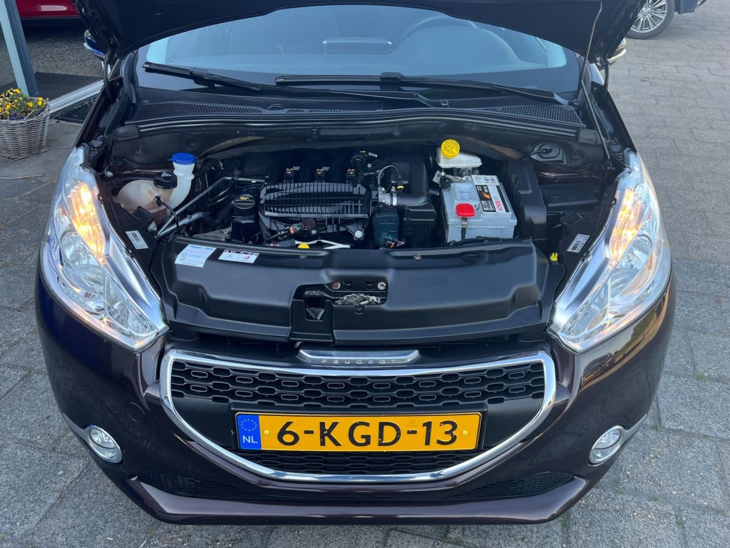 Peugeot 208 1.2 vti envy, navi, trekhaak enz...