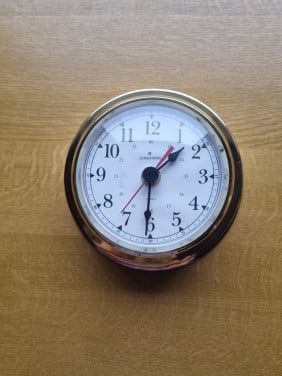 Koperkleurig wandklokje