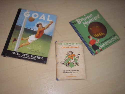 3 oude voetbalboeken