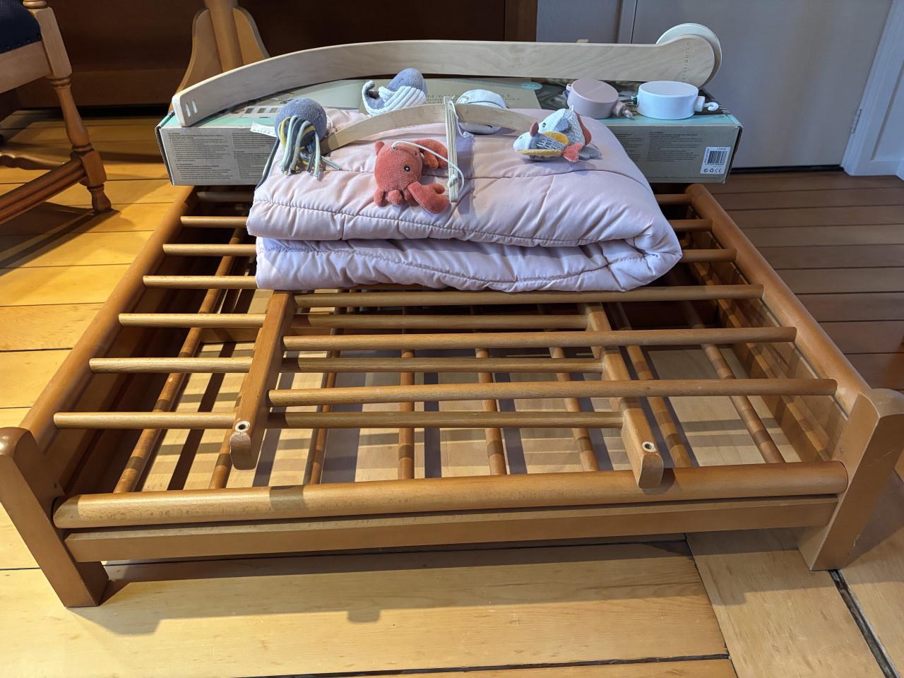 Baby-box, beukenhout, inklapbaar en met verhoging