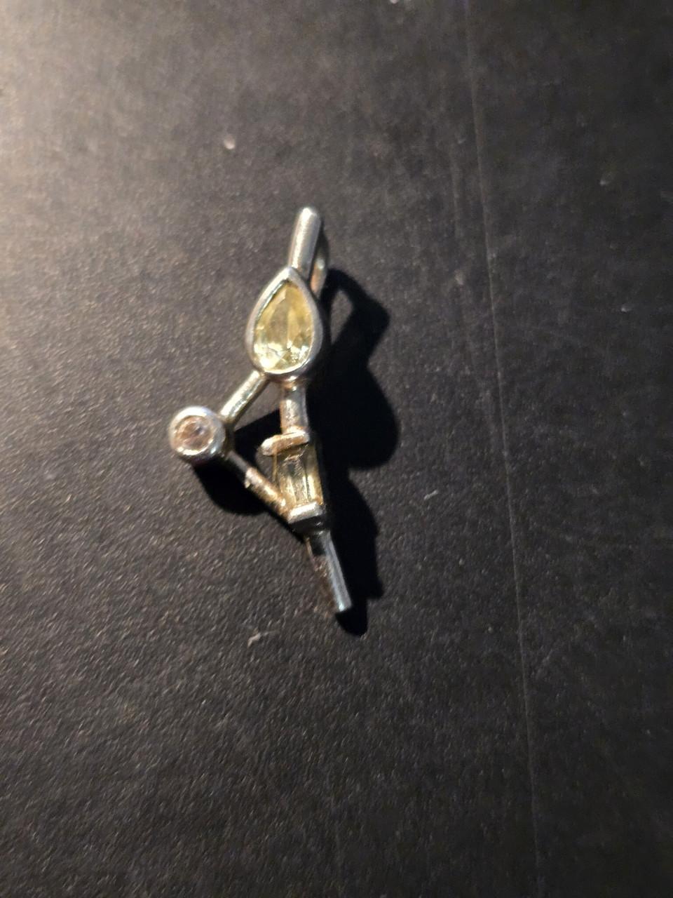 Zilveren hanger in een geometrische of molecuulvorm,