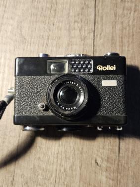 Vintage rollei 35 mm analoge filmcamera met triotar 3,5/40 mm lens