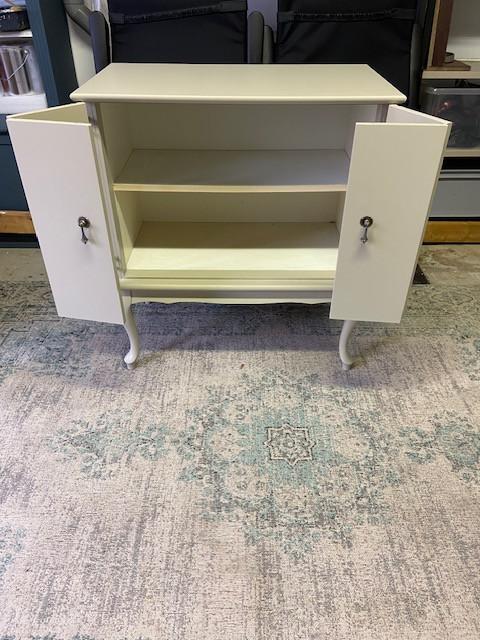 Apart kastje met dubbel scharnierende deuren