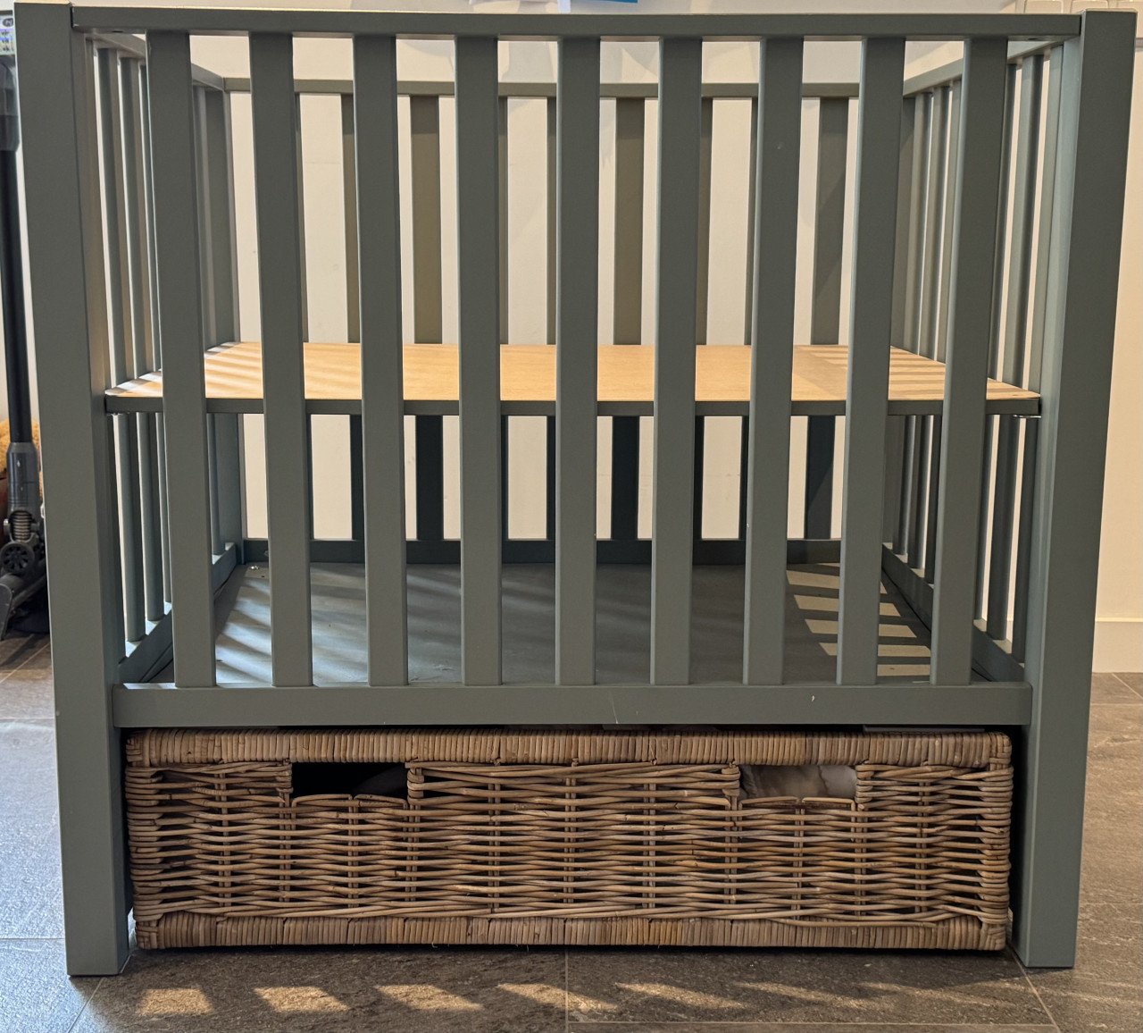 Europe baby mees box met rieten lade (groen)