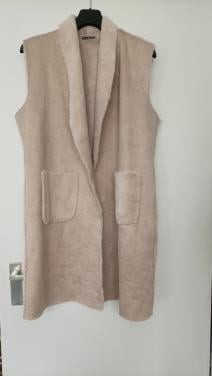 Mooie lange beige gilet van zacht imitatiebond. Maat 44. Als nieuw