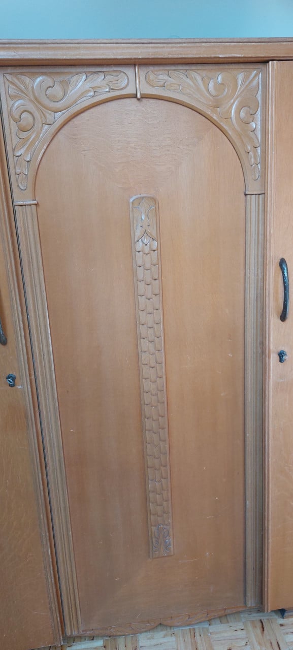 Degelijke houten kledingkast