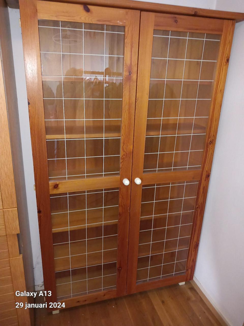 Grenen kast met glazen deuren