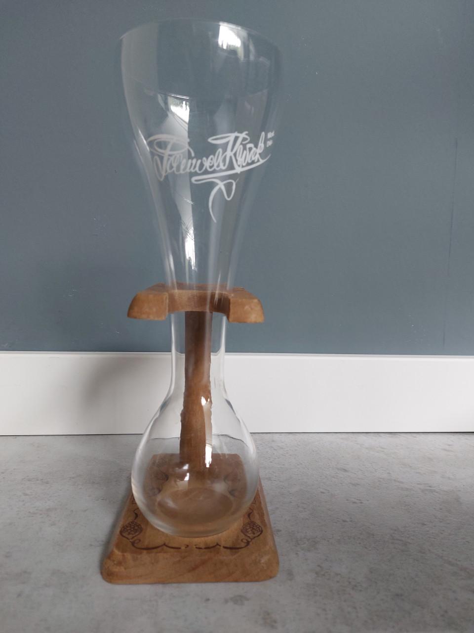 KWAK BIERGLAS OP VOET.